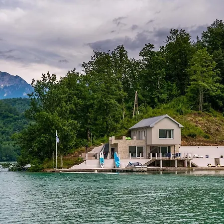 Happyland Villa, Villa